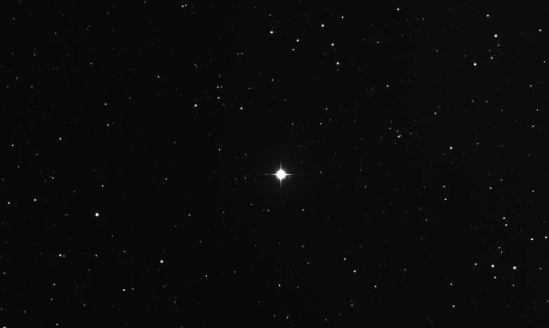 Campo estelar con una estrella blanca brillante en el centro