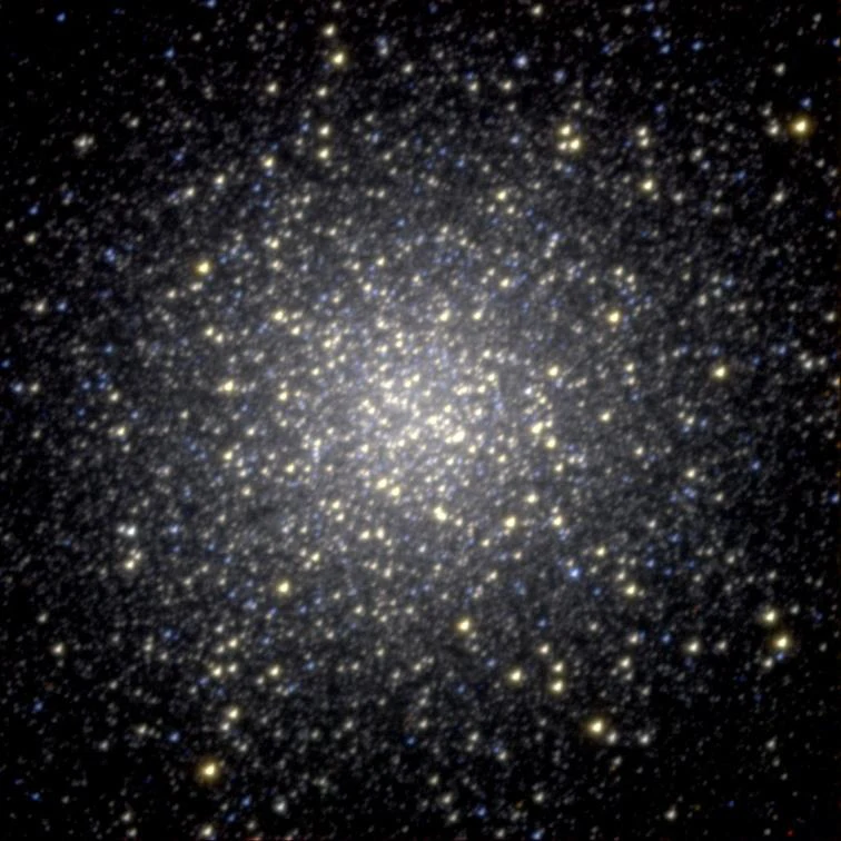 Cúmulo globular M13 resuelto en miles de estrellas amarillas y azules