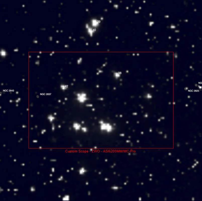Estrellas brillantes del cúmulo M44 dentro del recuadro del campo
