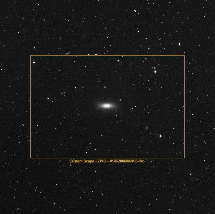 La galaxia NGC 2768, pequeña y alargada, dentro del recuadro del campo