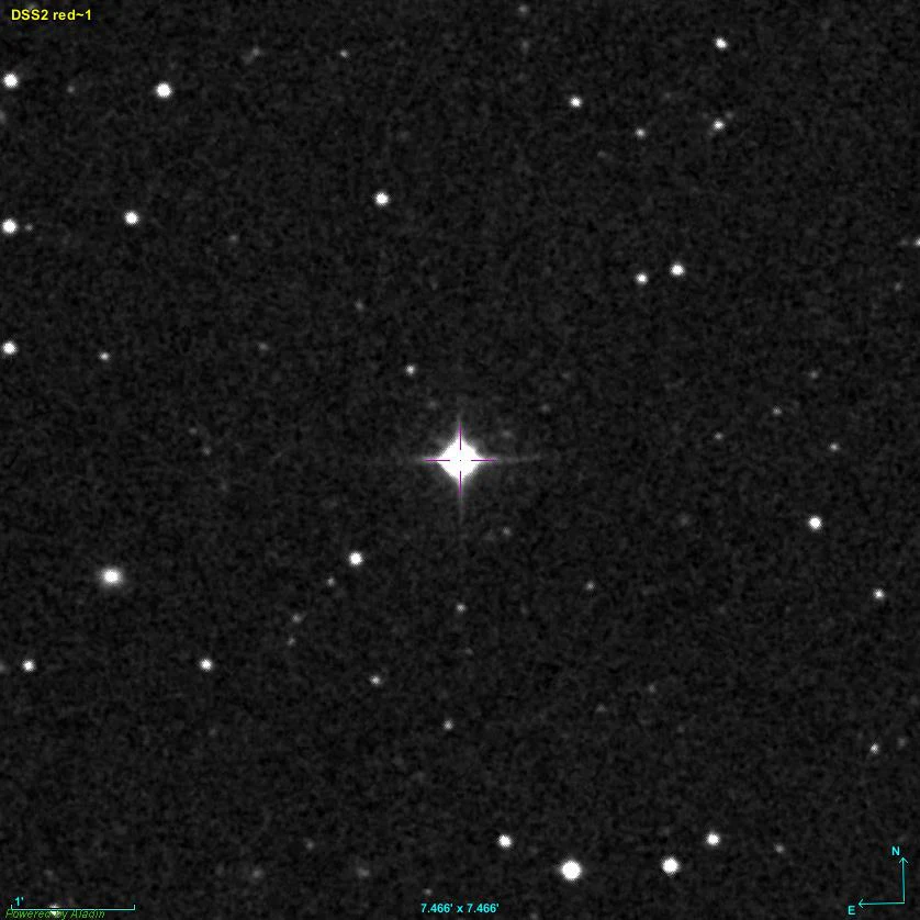 Imagen del cielo en blanco y negro con una estrella brillante en el centro